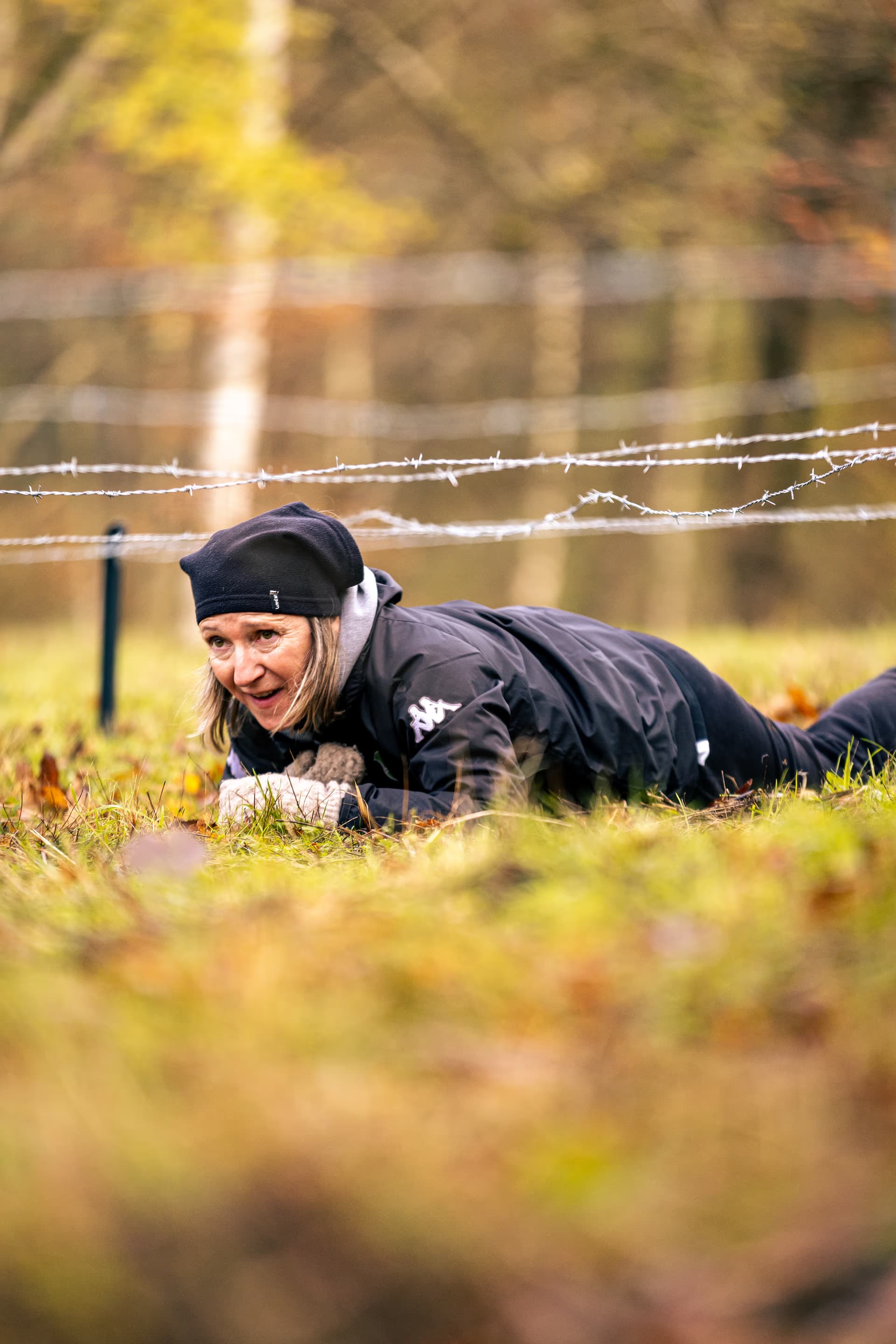 Athlète Overbound courant en montée sur un sentier de montagne