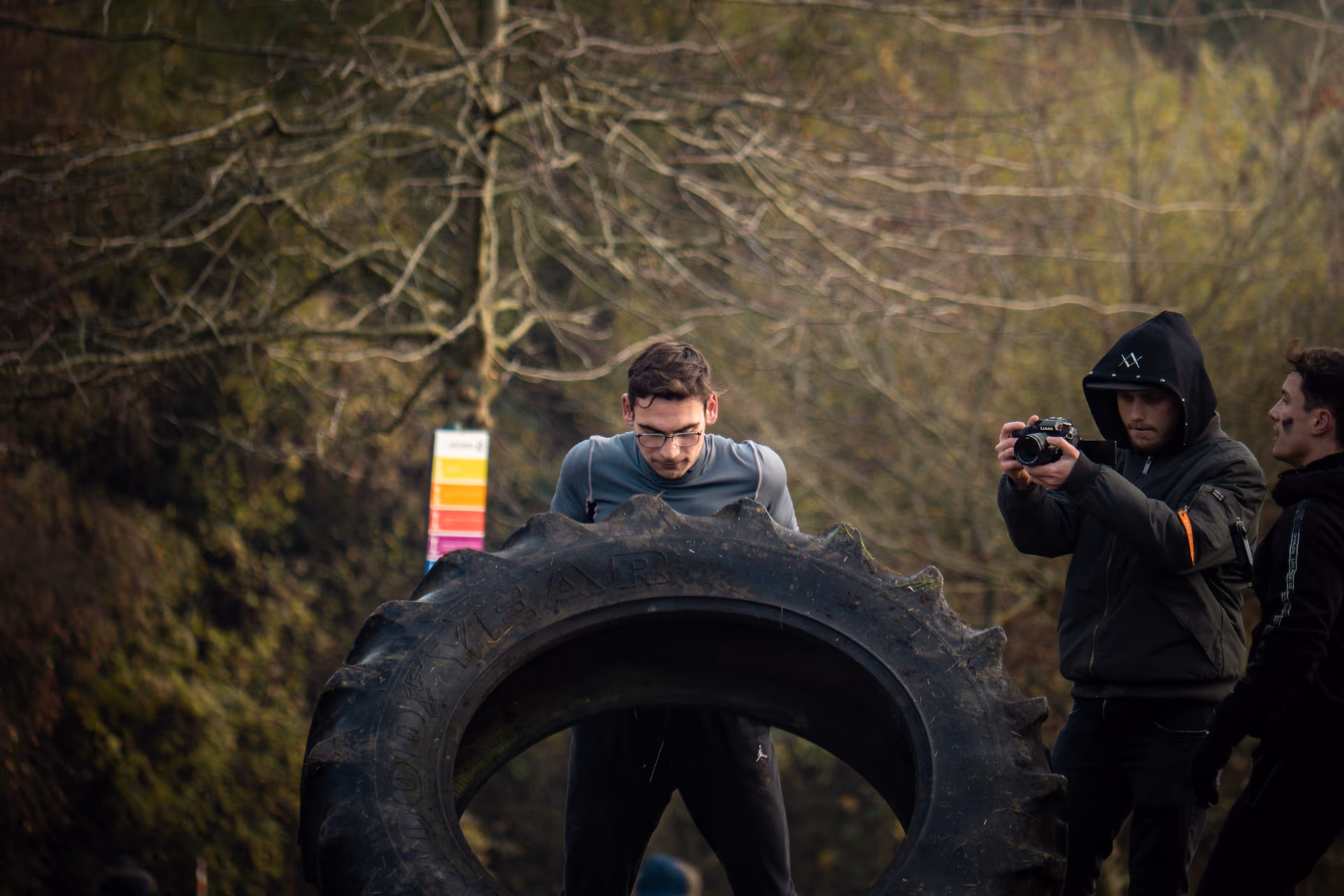 Athlète Overbound franchissant un obstacle