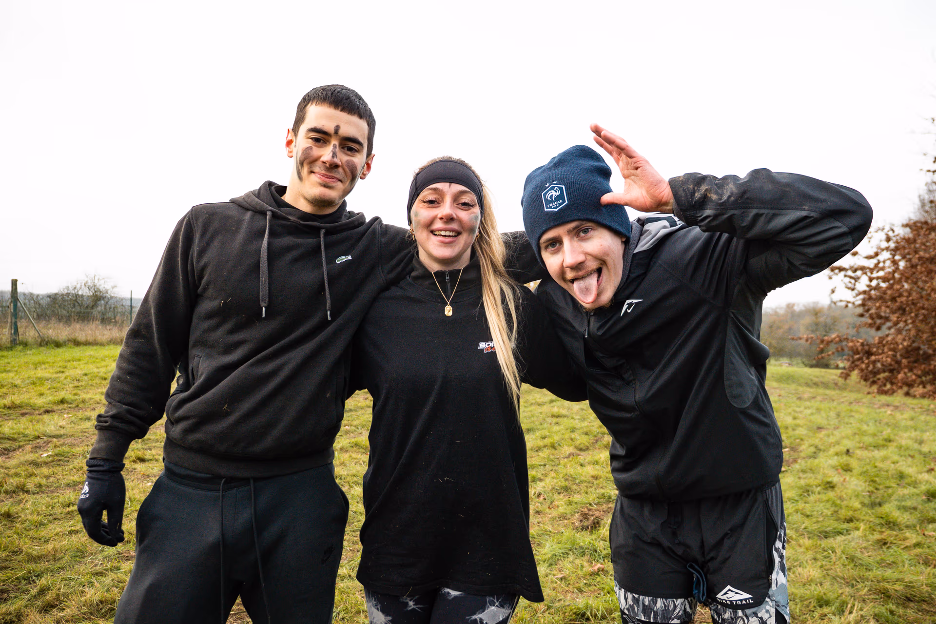 Un groupe d'amis bénévoles d'Overbound célébrant après une course ensemble, heureux et fiers