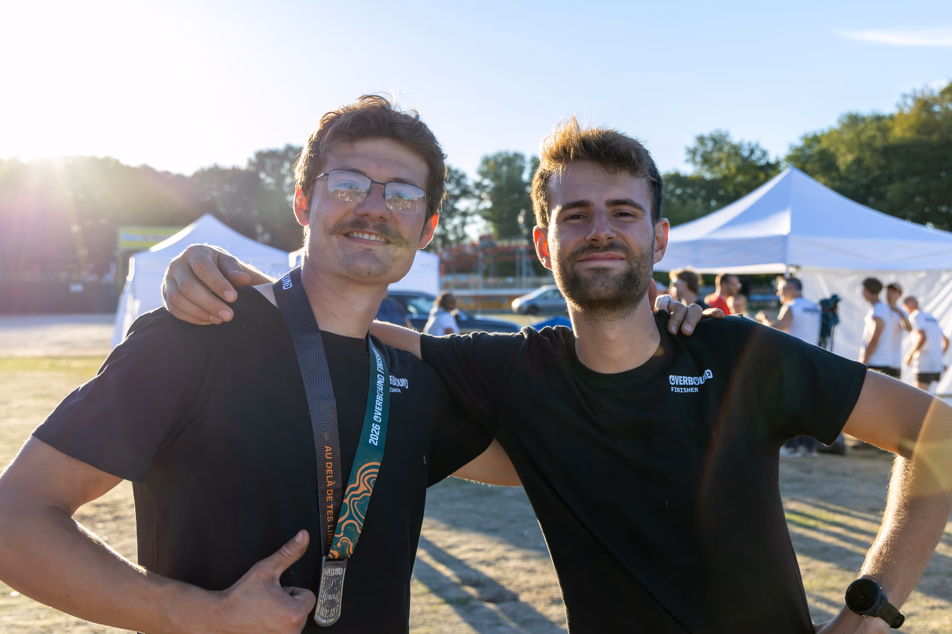 Groupe d’amis qui célèbrent après la course