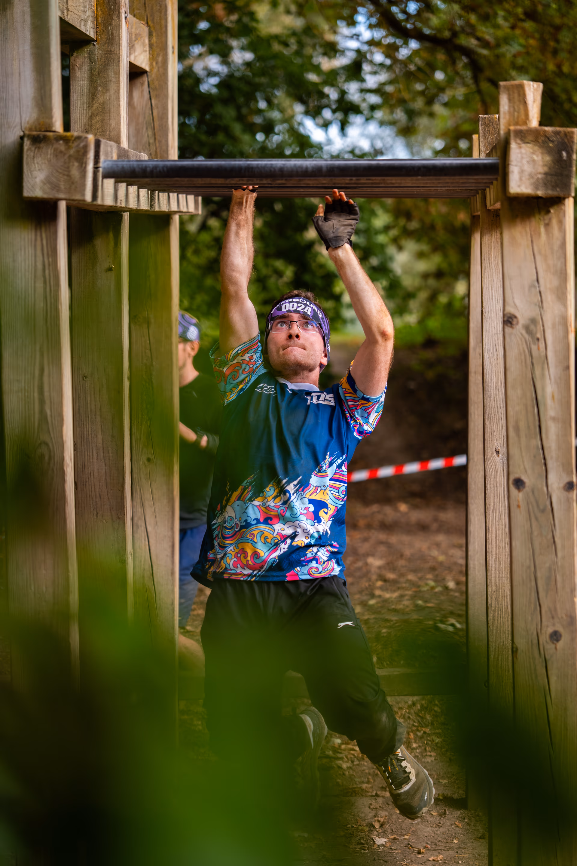 Participant grimpant à la corde